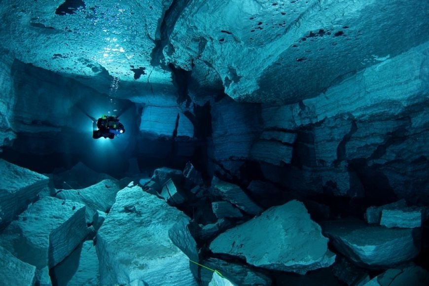 Если и существует рай для дайверов, то он в Ординской пещере на реке Кунгур. Длиннейшая подводная гипсовая пещера России давно стала настоящей Меккой для любителей подводного плавания — вода здесь на редкость чистая и прозрачная, но очень холодная (всего 4 градуса).