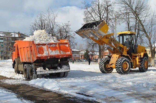 Борьбу со снегом в Екатеринбурге ведут 347 рабочих и 184 единицы спецтехники