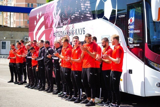 Белгородскому футбольному клубу «Салют» подарили новый автобус
