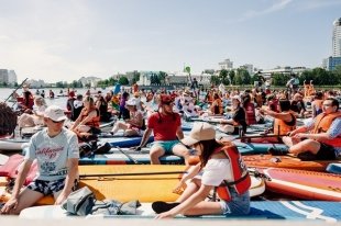 В Екатеринбурге больше 1000 человек выйдут на воду в костюмах и на сап-бордах.