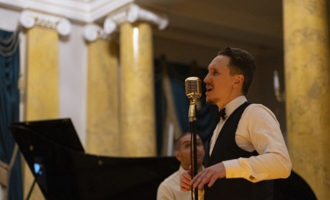 Фрэнк Синатра при свечах во дворце