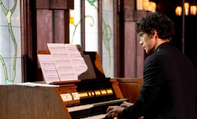 Утро в особняке. Кофе, друзья, орган