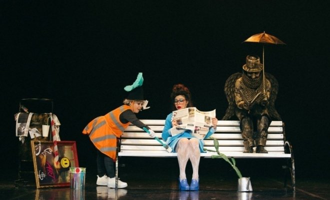 Фонарь. Скамейка. Урна