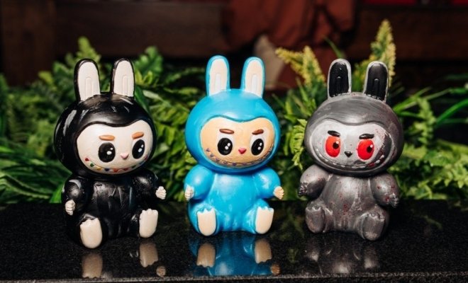 Роспись игрушки Лабубу с видом на Неву