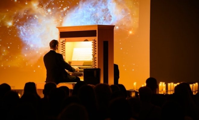 Музыка из аниме на органе при свечах