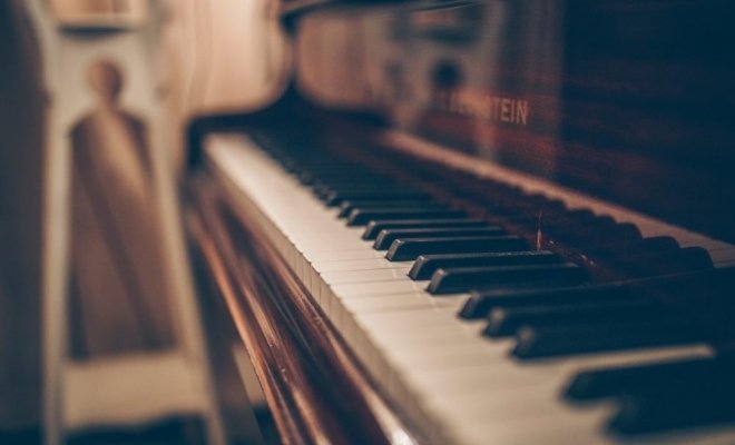 Певец, тебе открыта тайна звука...