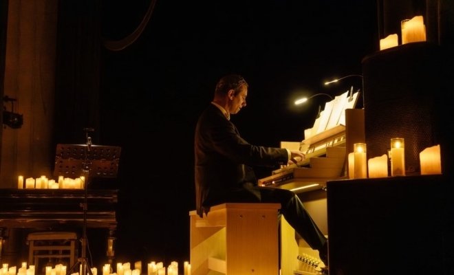 Орган и арфа при свечах