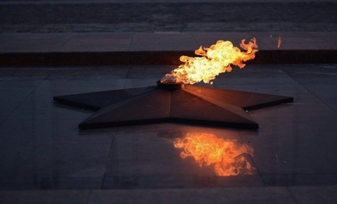 Поклонимся великим тем годам