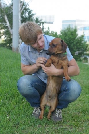 Константин Пахомов, 21, студент, такса Бадди: – Захотелось собаку, нашли в И-нете по объявлению. Характеры у нас похожи: мы оба активные и любим играть с детьми. 