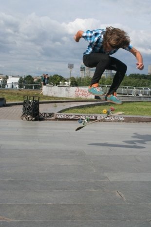 Алексей Машков, на скейтборде - Хочу съездить в Пермь, там, говорят, хороший скейт-парк.