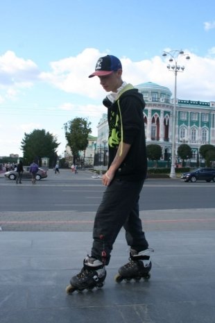 Василий Мокрушин, 22 года, на роликах - Я планирую тренироваться кататься на роликах, т.е. репетировать трюки. Поеду на соревнования в другие города.