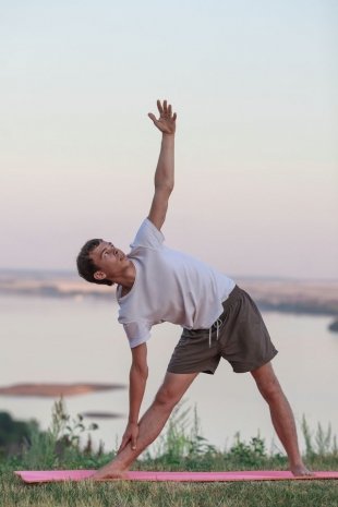 Константин Максимов, 20 лет, студент Уттхита Триконасана («Поза вытянутого треугольника»). Комплексное воздействие – и ноги укрепляет, и пищеварение улучшает. Помогает при болях в плечах, шеи и спине.