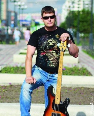 Олег, 28 лет, инженер:  Люблю рок-музыку уже лет 15. Был на концертах Red Hot Chili Peppers, Metallica и кучи других групп. Сам тоже играю на бас-гитаре в группе Point Break.