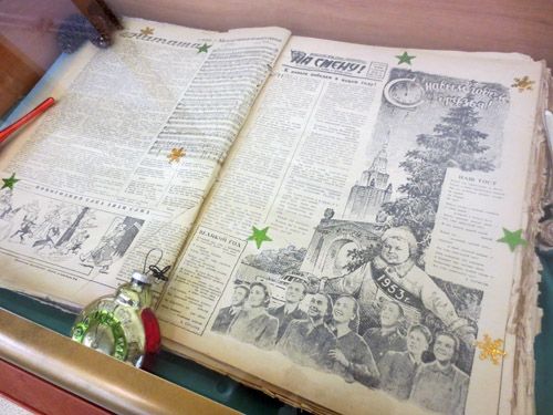 Газеты с поздравлениями с Новым 1953 годом, елочные игрушки из ваты и спичек на выставке в Екатеринбурге