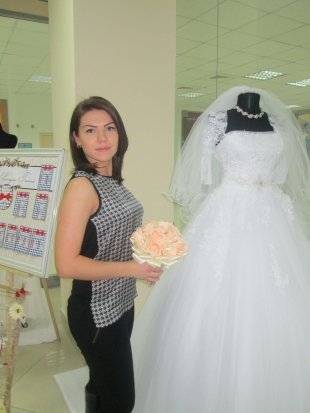 Кристина, 26 лет, продавец в свадебном салоне Цветы: белые розы Я покупаю новые духи, а также сумки и украшения. 