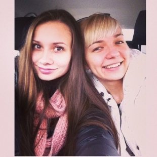 Алена Ясинских и ее подруга Катя, 21 год, студентки Уральского государственного медицинского университета: – Мы рано приехали на учебу. Ждали начала пар в машине. Было скучно, и мы решили сфоткаться.