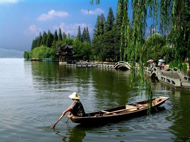 Шелк, лотос, танцы на воде: 5 вещей, которые надо сделать в Ханчжоу