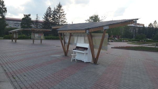 В Красноярске появилось третье бесплатное пианино