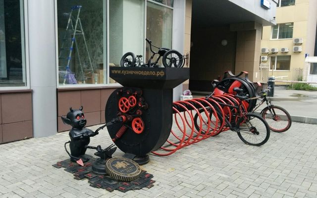 На улице Мамина-Сибиряка стоит необычная велопарковка