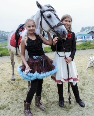 Катя и Катя, по 13 лет. Лошадь: Юрашик. «Сокращенно – Юра. Мы подруги, знакомы две недели. Конным спортом только начали заниматься: два и три месяца назад».