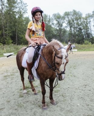 Софья, 12 лет. Лошадь: Вивьен. «Я из Магнитогорска. В нашем КСК нам дают лошадей, и мы на них работаем. Больше всего люблю ездить на Идеале. Я его тренировала, вложила в него труд, и он это чувствует».