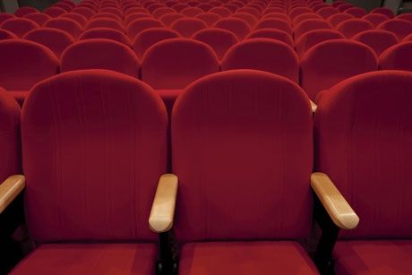 Осеннее закулисье: 5 премьер растянувшегося до холодов театрального сезона