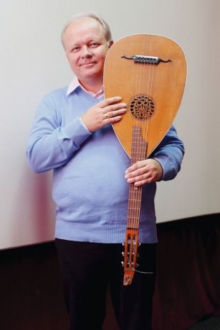 Виктор Козлов, 56 лет, профессор ЮурГИИ. Музыканты: с красивым фейсом. «Это достаточно старый инструмент — лютня, изготовленная в немецком Клингентале в 1901 году. Нашел ее на барахолке, отреставрировал, сейчас осваиваю».