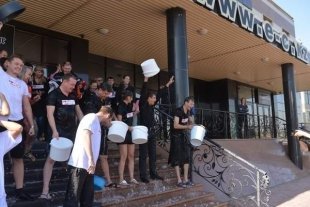 В Караганде началась акция Ice Bucket Challenge в поддержку больных раком детей (фото)