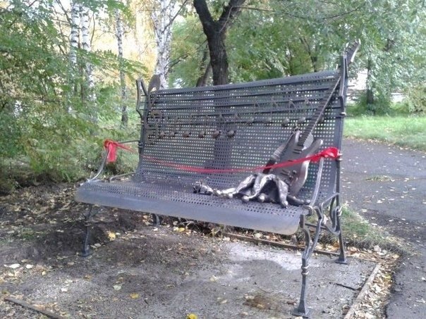 В Центральном парке установили скамейку в честь Михаила Горшенёва