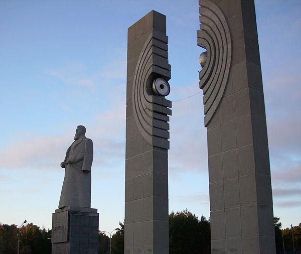 Ректор ЮУрГУ планирует закрыть стройку возле памятника Курчатову