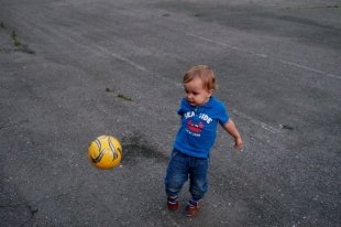 Дима Сорокин (1 год 7 месяцев) обожает мяч и футбол (в номинацию «Самый активный ребенок»)