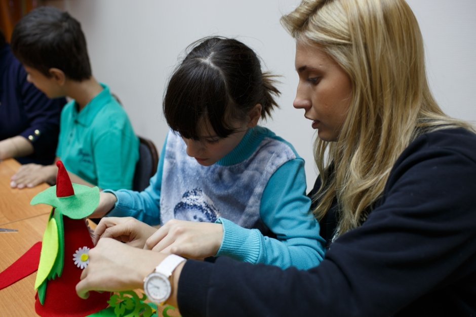 В Сургуте состоялся мастер-класс по изготовлению рождественских ангелочков для тяжелобольных детей. 