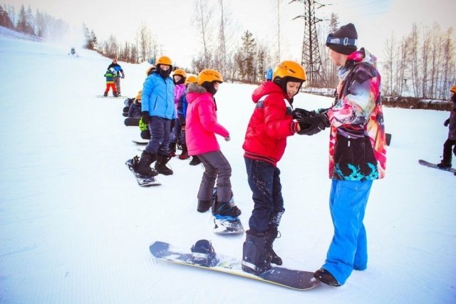 В ГЛЦ «Райдер» проводят уроки катания на лыжах и сноуборде для школьников