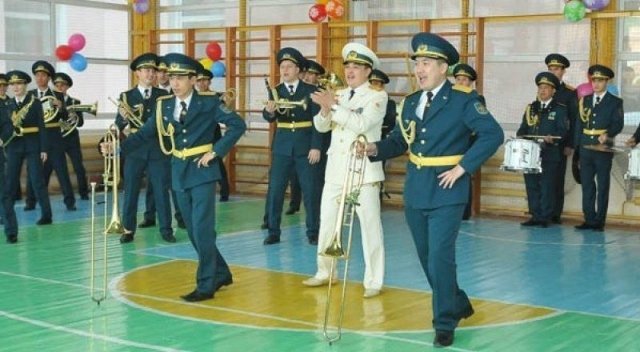 В Астане военные музыканты станцевали сиротам Gangnam Style