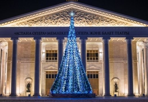 Главная елка страны установлена перед театром "Астана Опера"