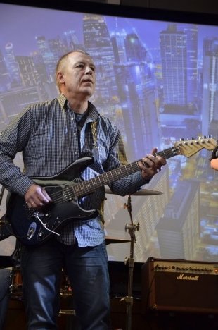 Валерий Чижма – один из мэтров гитары, выступавший в советское время в составе филармонических эстрадных коллективов Караганды во многих городах союза.