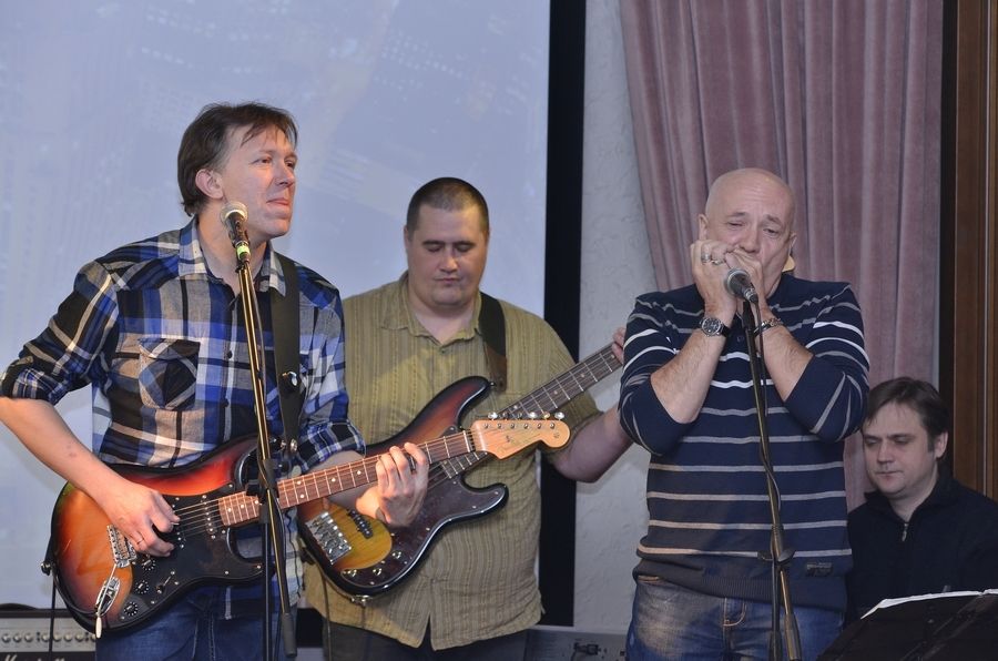 Сюрпризом для зрителей было выступление в программе блюзового музыканта-харпера Сергея Владимирова.