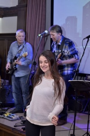 В арт-клубе Sadre выступили с концертной программой Алексей Лебедев и группа Acoustic Band.