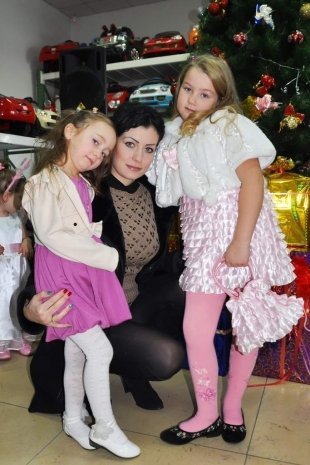 Анастасия, 28 лет, парикмахер Ребенок: дочь Амина и племянница Алина Очень хотела большую германскую куклу (как ребеночка). А доченька хочет спортивный костюм.