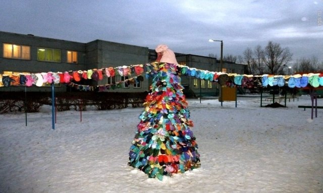 В красноярском детском саду установили ель из рукавичек