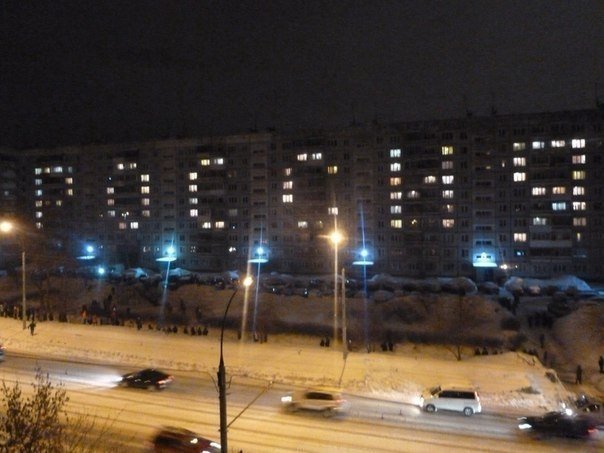 Фото дня - сибирские патриоты рисуют светом в окнах