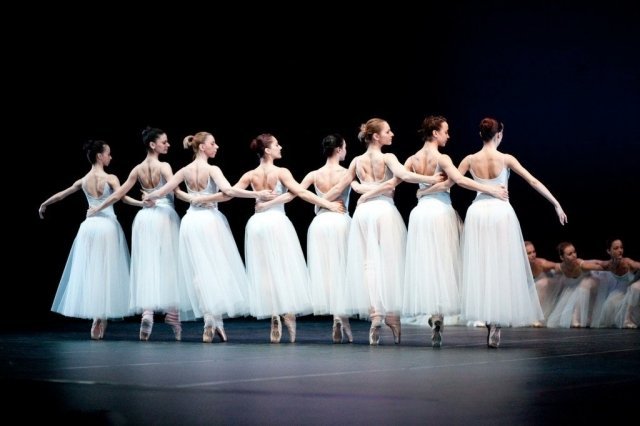 Балетной премьерой этого театрального сезона станет  «Серенада» Чайковского