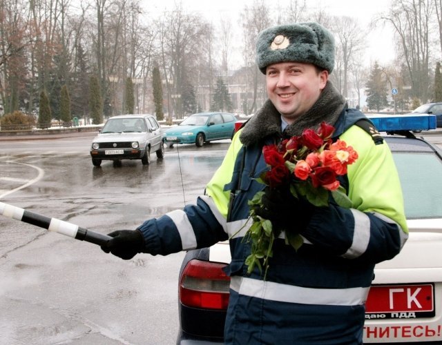 Инспекторы ДПС  поздравят сургутских автолюбительниц с Международным женским днем.  