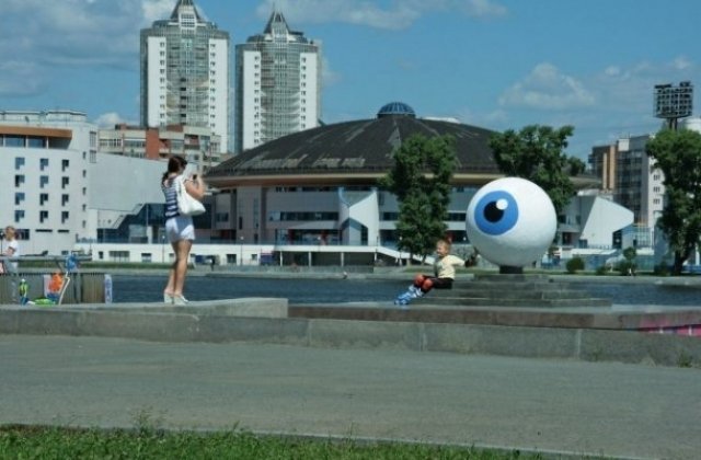 В центре Екатеринбурга появился пугающий арт-объект