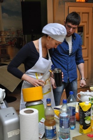 "Крутые домохозяйки" на последних занятиях готовили коктейли, лимонады и делали очень вкусный пирог