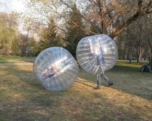 В Челябинске можно поиграть в футбол в зорбах