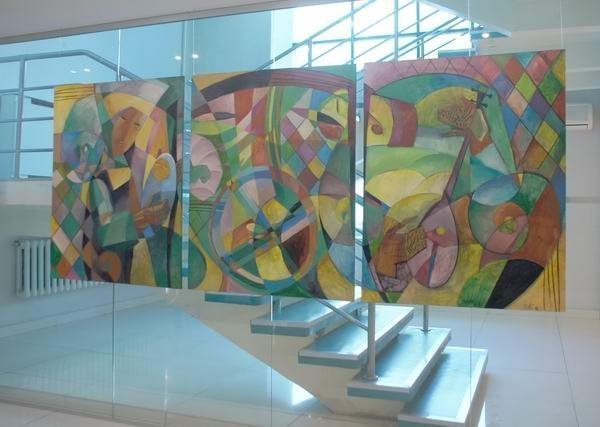 В холле бизнес-центра «Казахстан» появились четыре картины в стиле абстракционизма
