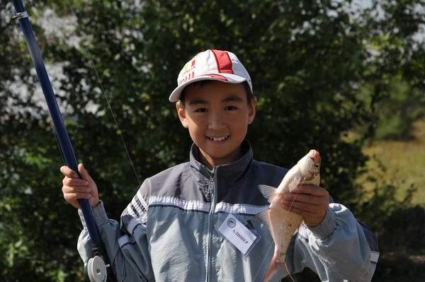 В Караганде работает бесплатная школа юного рыболова