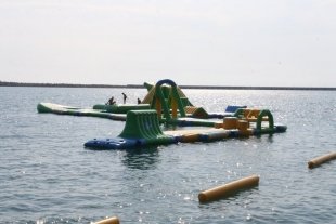 На пляже "Приморский" появился надувной городок прямо в море