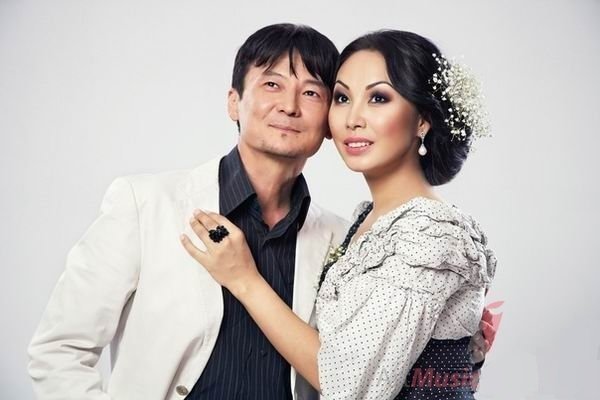 Звездная пара Кыдырали и Каракат пригласили всех посетить концерт "Астанаға тарту"